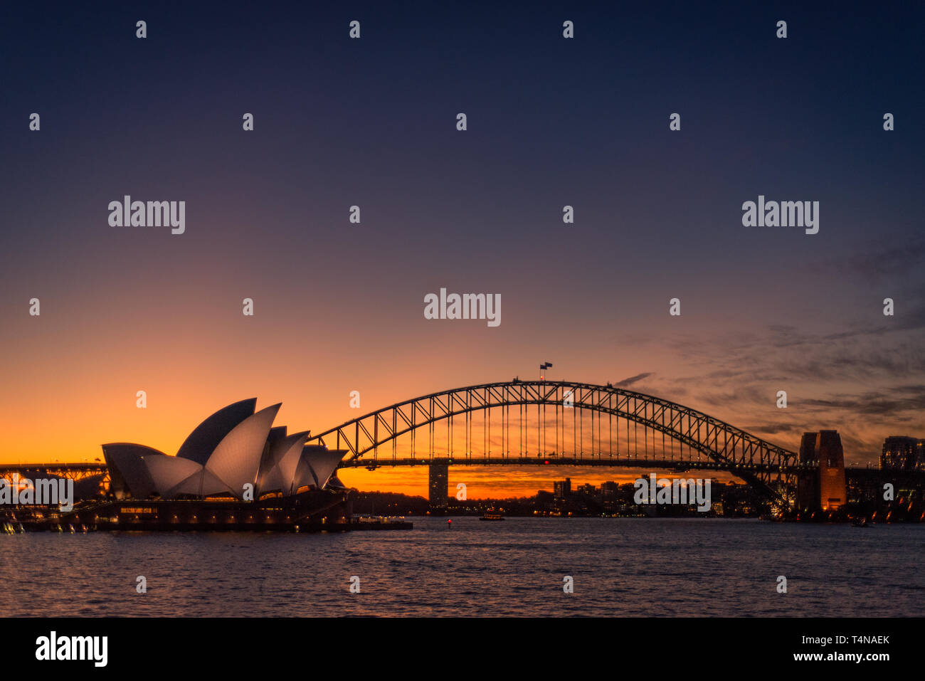 Sydney, Nouvelle Galles du Sud / AUSTRALIE - 17 mai 2016 : Opéra de Sydney éclairés avec la lumière de nuit avec le Harbour Bridge à droite et la dernière Banque D'Images