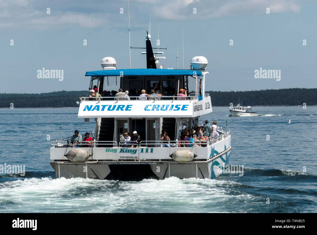 Bar Harbor, Maine, USA - 28 juillet 2017 : La Baie King III catamaran, du Bar Harbor Whale Watch Company, laissant les quais avec les passagers sur une baleine Banque D'Images