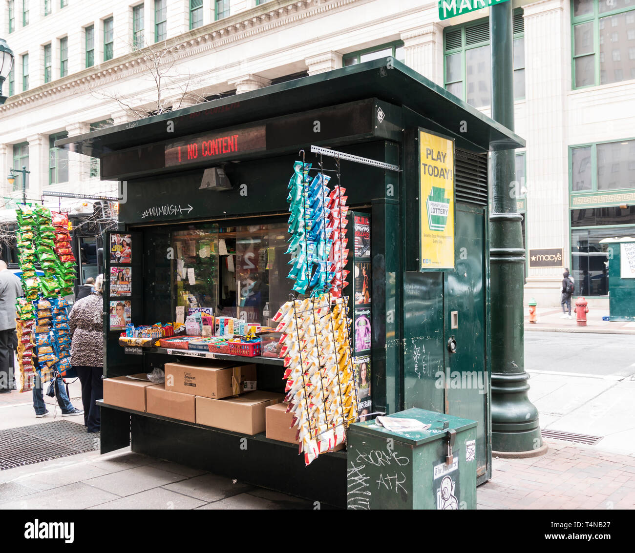 Philadelphia, PA, USA - 27 Avril 2018 : Commodité kiosque à journaux et des collations sur Market Street à Philadelphie. Banque D'Images