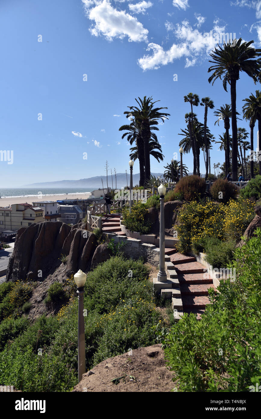 Étapes menant de Palisades Park à Santa Monica en Californie à l'Autoroute de la côte Pacifique ci-dessous. Exclusif. Banque D'Images