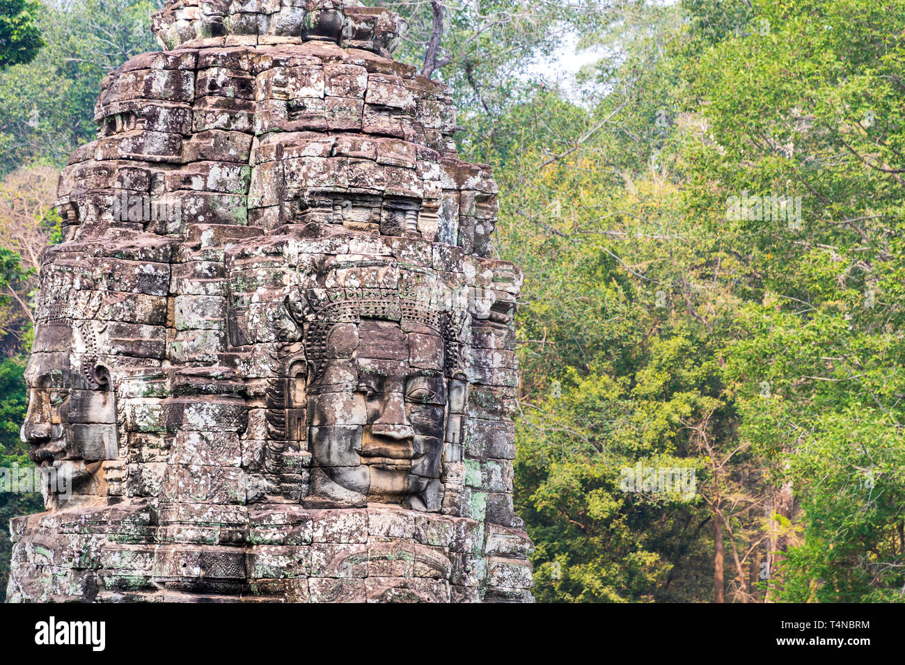 Des visages humains géant sur des tours du Bayon, temple d'Angkor Wat partie parc archéologique à Siem Reap, Cambodge Banque D'Images