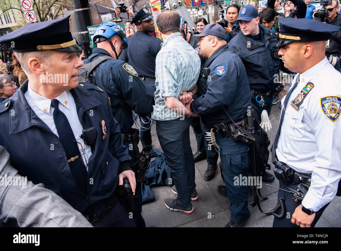 New York, USA. 17 avr, 2019. Rébellion d'extinction La ville de New York, une organisation membre de l'extinction de la rébellion, un mouvement international engagé dans l'action nonviolente pour faire face au changement climatique, ont manifesté devant l'Hôtel de ville de New York l'inaction des hommes politiques concernant le changement climatique. Un grand groupe de manifestants ont organisé un die-in sur Chambers Street bloque la circulation et où plusieurs arrêtés. Deux activistes du climat suspendu une bannière de feux de circulation d'urgence climatique déclarer 'lecture' et ont également été arrêtés par le NYPD. (Photo de la société Holtermann Gorden/Pacific Press) Banque D'Images