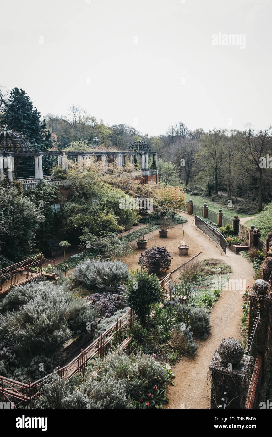 Londres, Royaume-Uni - 11 Avril 2019 : la colline et Jardin Pergola à Golders Green, Londres, Royaume-Uni. Le salon a été ouvert au public en 1963, le jardin de la colline. Banque D'Images