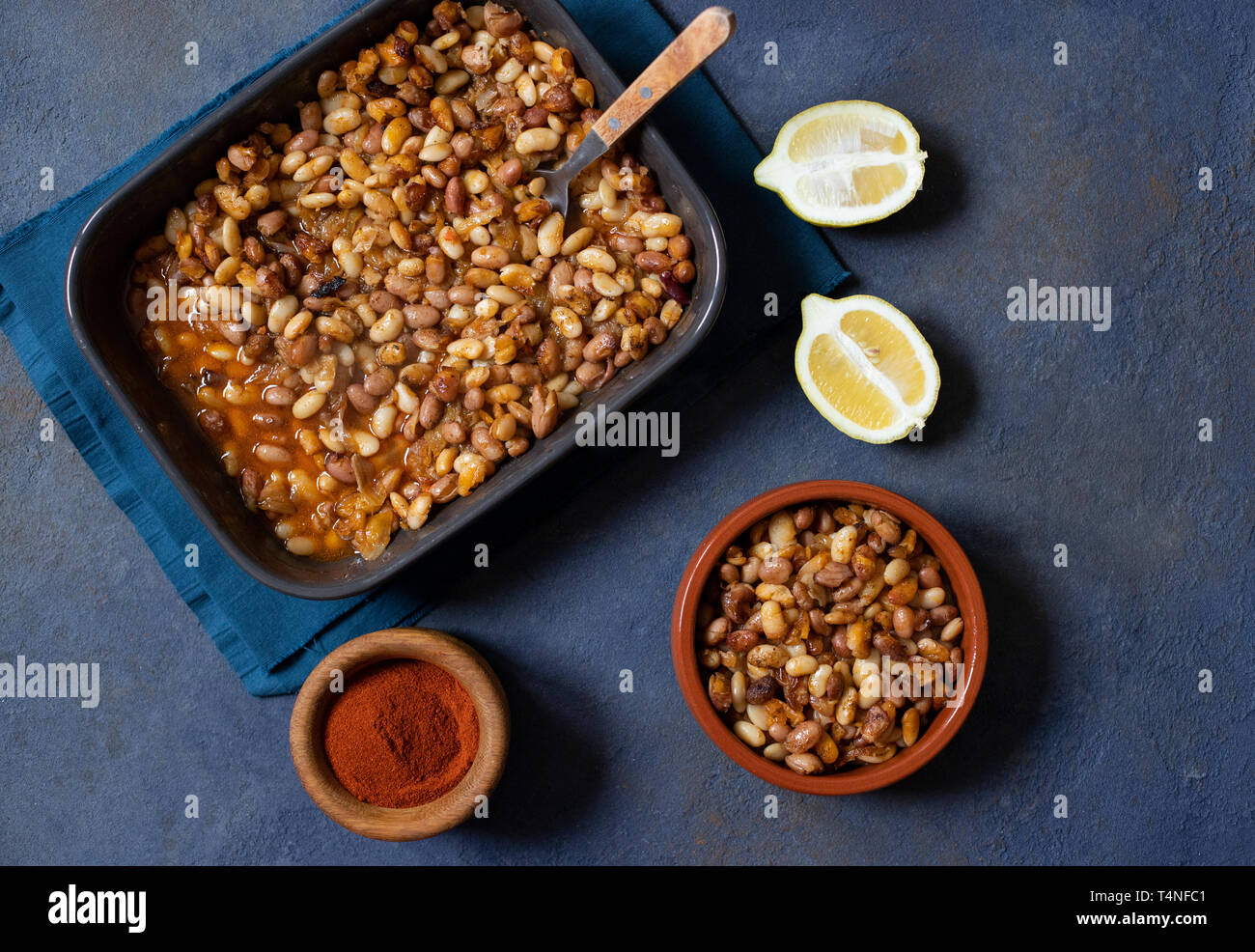 Prebranac baked beans des Balkans. Le serbe, bosniaque, croate, monténégrin et cuisine slovène. Haricots cuits au four, citron, paprika en poudre. Vue d'en haut Banque D'Images