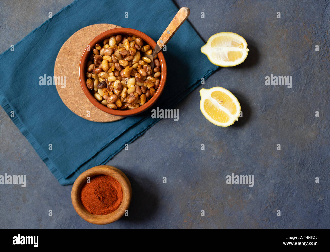 Prebranac baked beans des Balkans. Le serbe, bosniaque, croate, monténégrin et cuisine slovène. Haricots cuits au four, citron, paprika en poudre. Vue d'en haut Banque D'Images