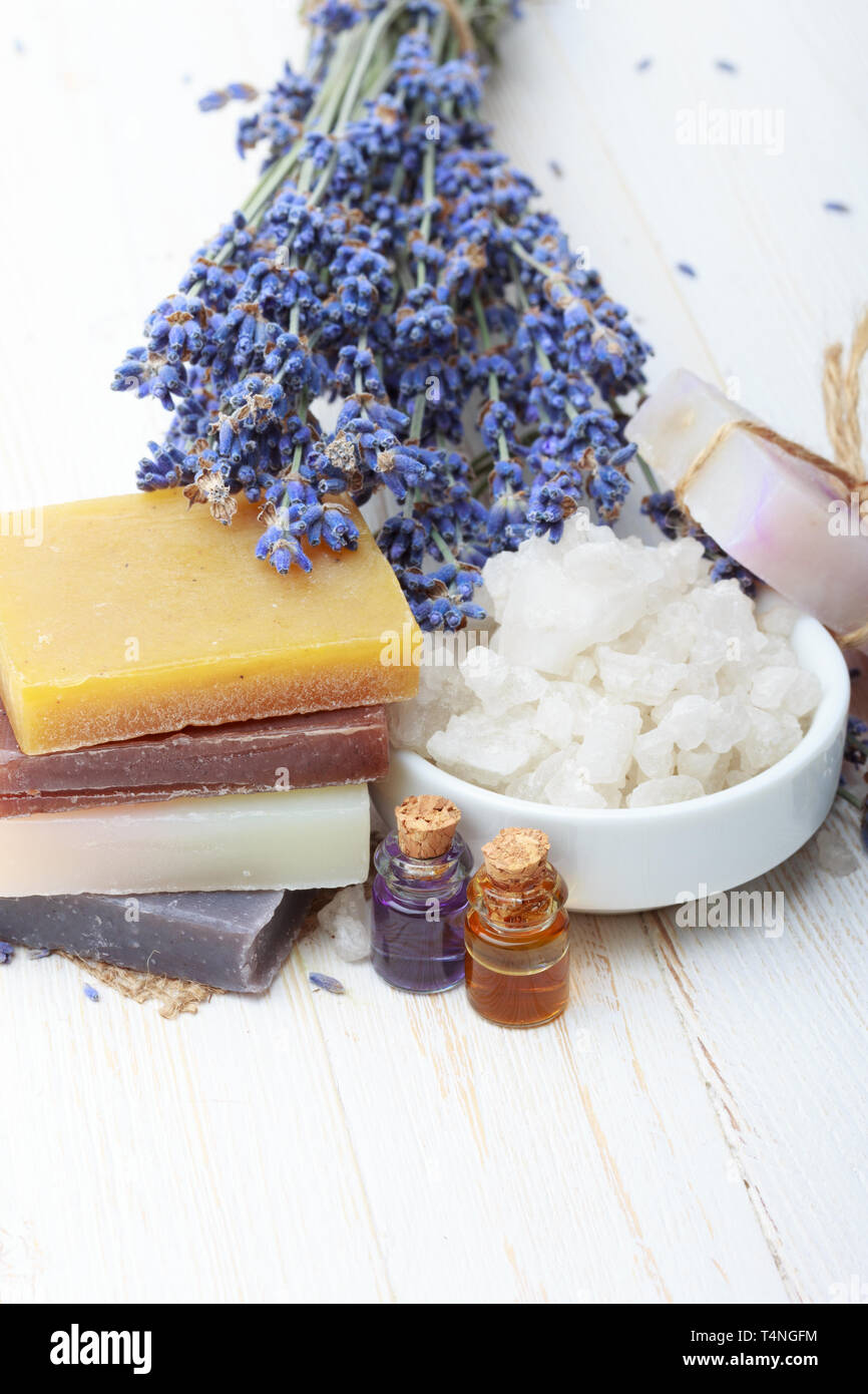 Savon artisanal à la lavande et d'huile essentielle sur la table en bois Banque D'Images
