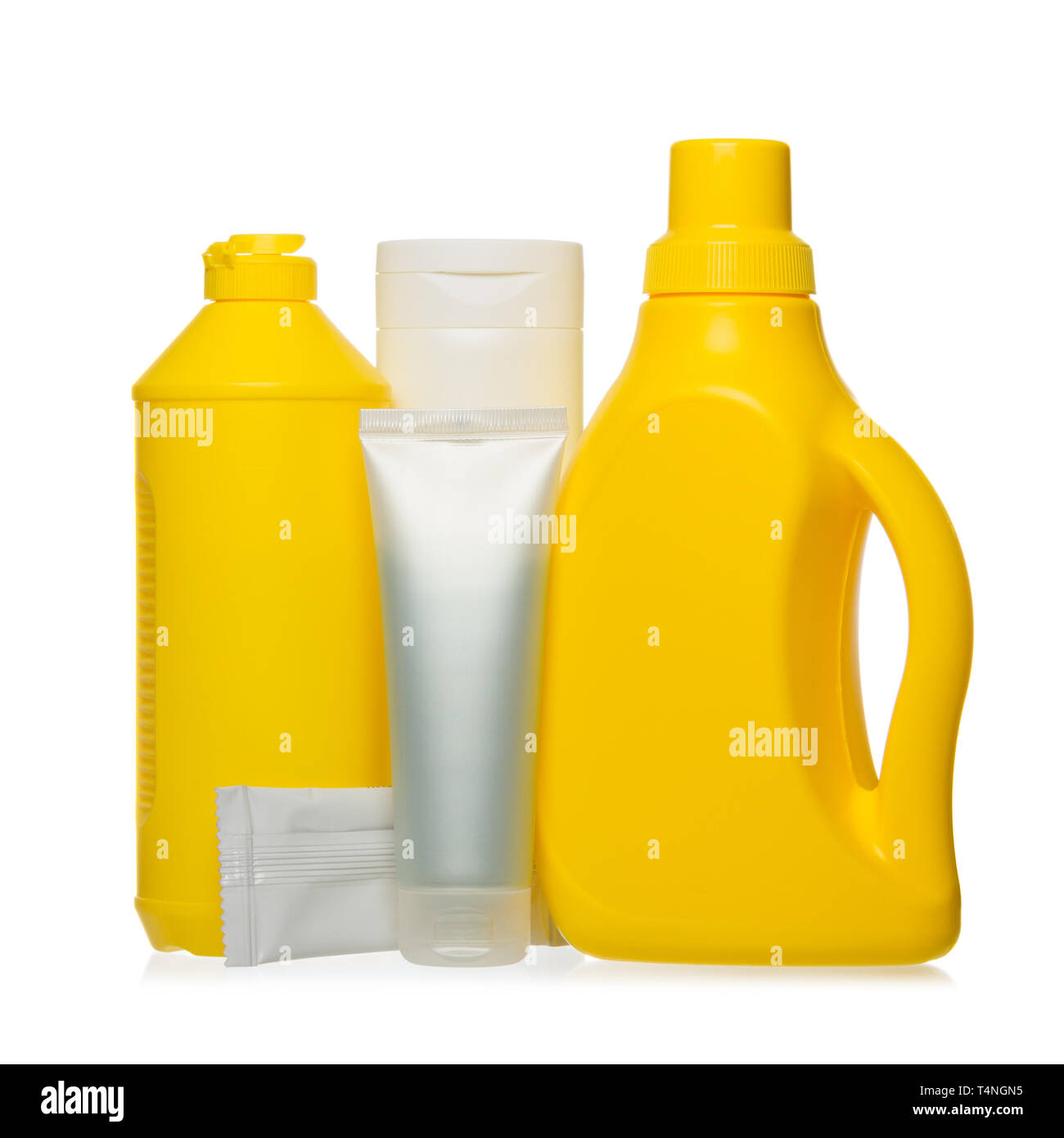 Produits de nettoyage et d'hygiène dans les contenants en plastique blanc isolé sur fond blanc Banque D'Images