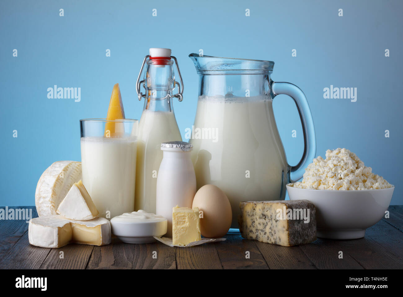 Produits laitiers sur table en bois still life Banque D'Images
