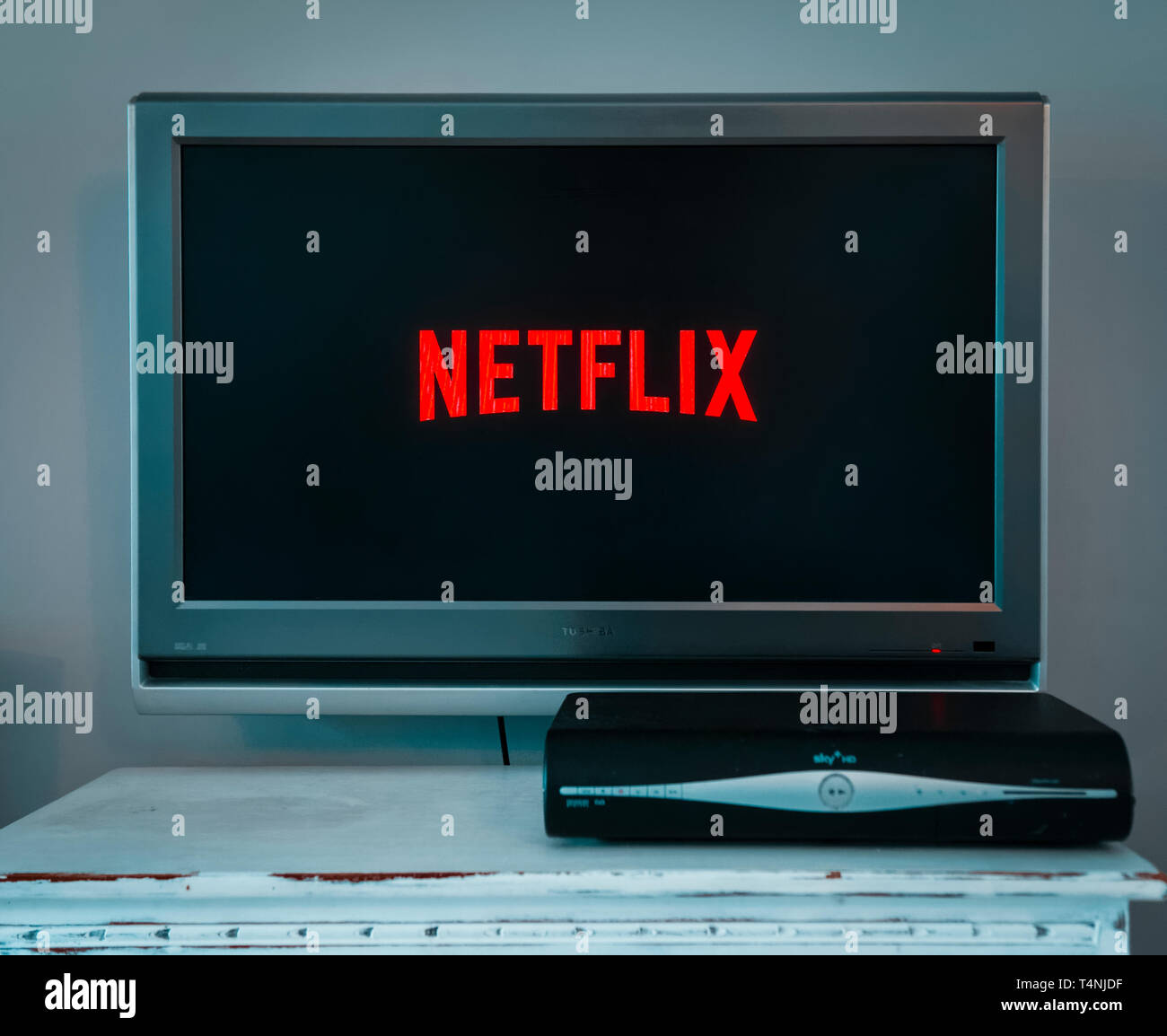 Logo Netflix affiche sur l'écran de télévision, Netflix est un service de diffusion de télévision fondée en 1997 en Californie, Etats-Unis Banque D'Images