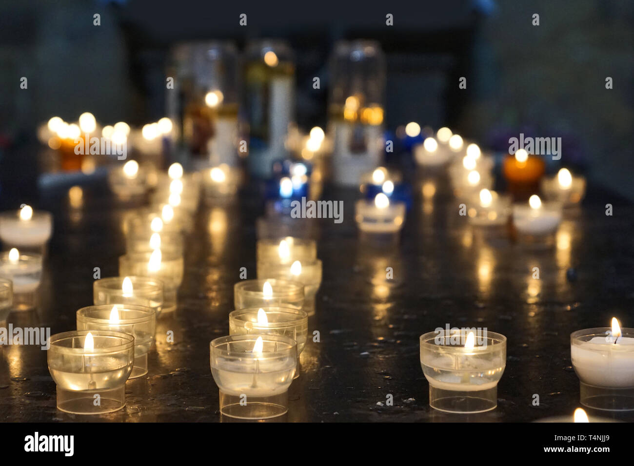 Les chandelles allumées dans l'église Banque D'Images