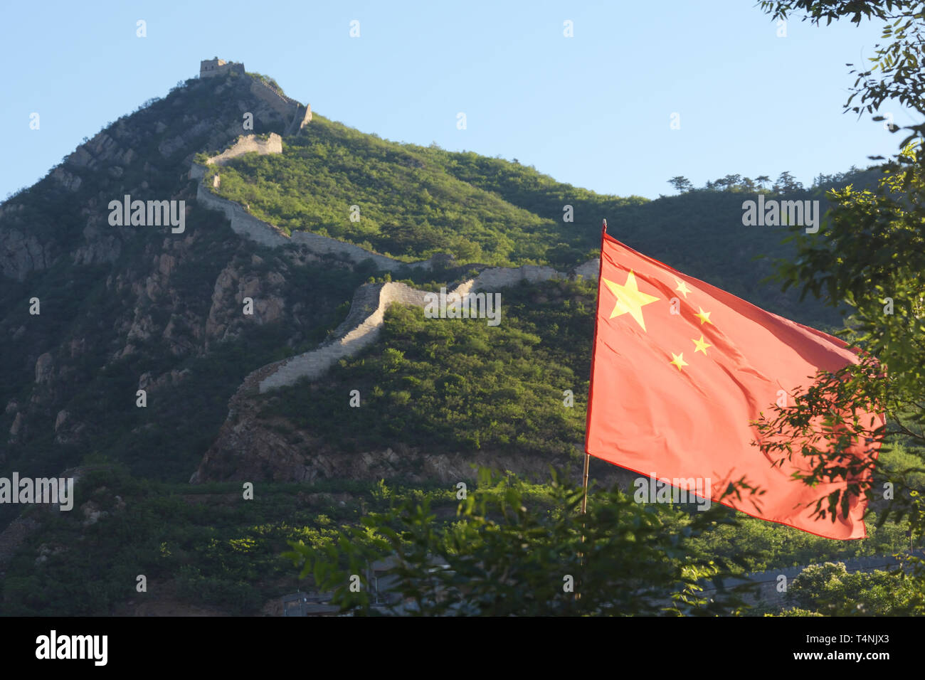Drapeau chinois sur l'affichage en face de la Grande Muraille de Chine Banque D'Images