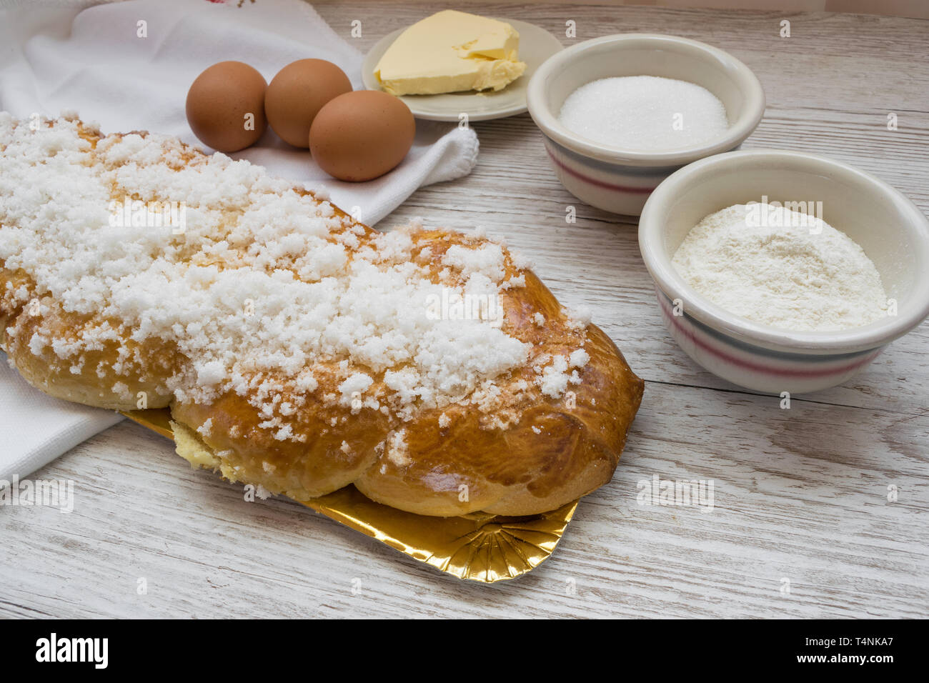 Pain tressé, dessert de Pâques typique avec les ingrédients pour la rendre Banque D'Images
