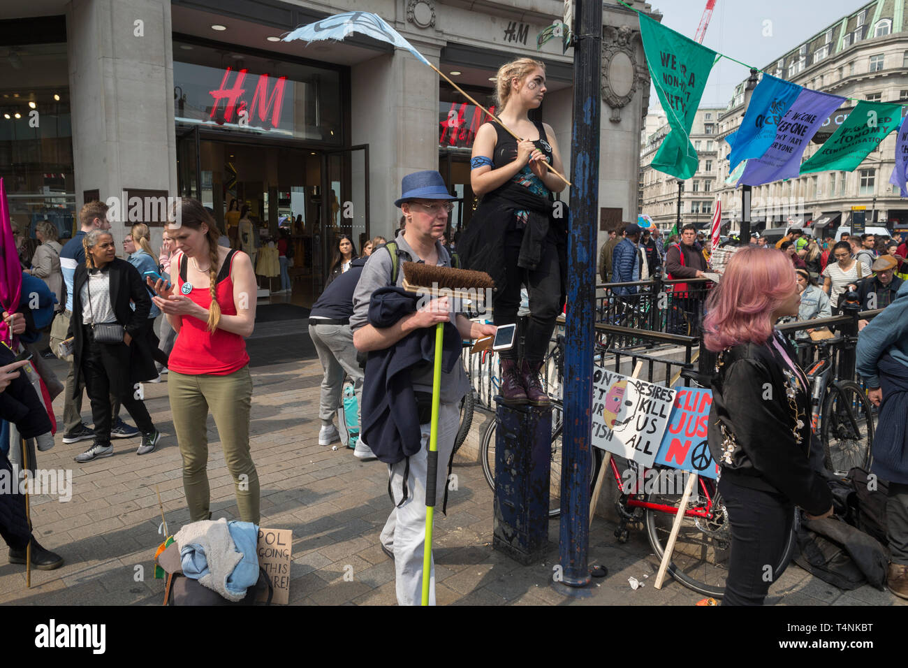 Rébellion des militants d'Extinction protester contre le changement climatique dans un bloque-off Oxford Circus, le 17 avril 2019, à Londres, en Angleterre. Banque D'Images