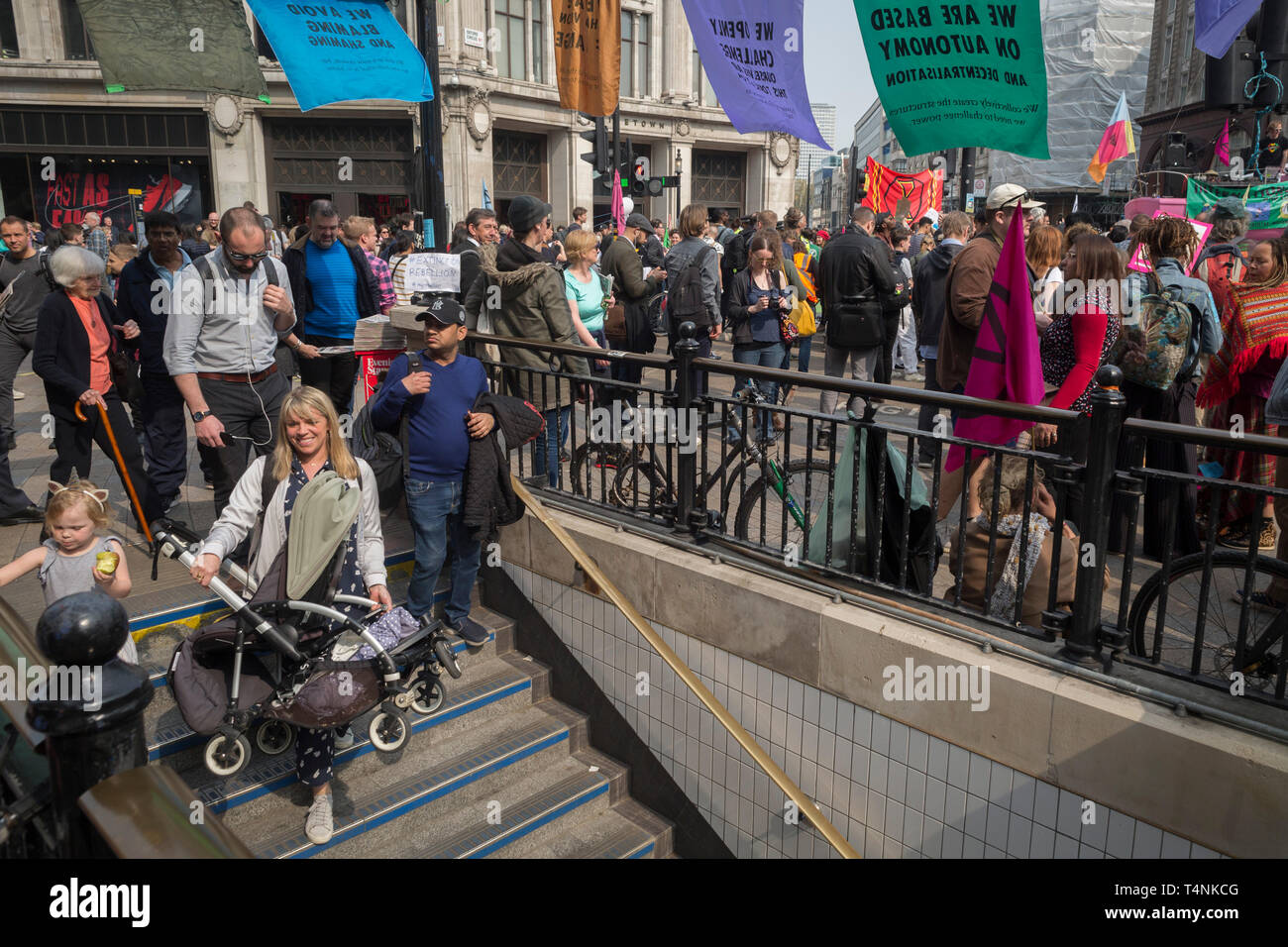 En tant que militants d'Extinction rébellion protester contre le changement climatique dans un bloque-off Oxford Circus, les navetteurs descendre les marches dans le métro, le 17 avril 2019, à Londres, en Angleterre. Banque D'Images