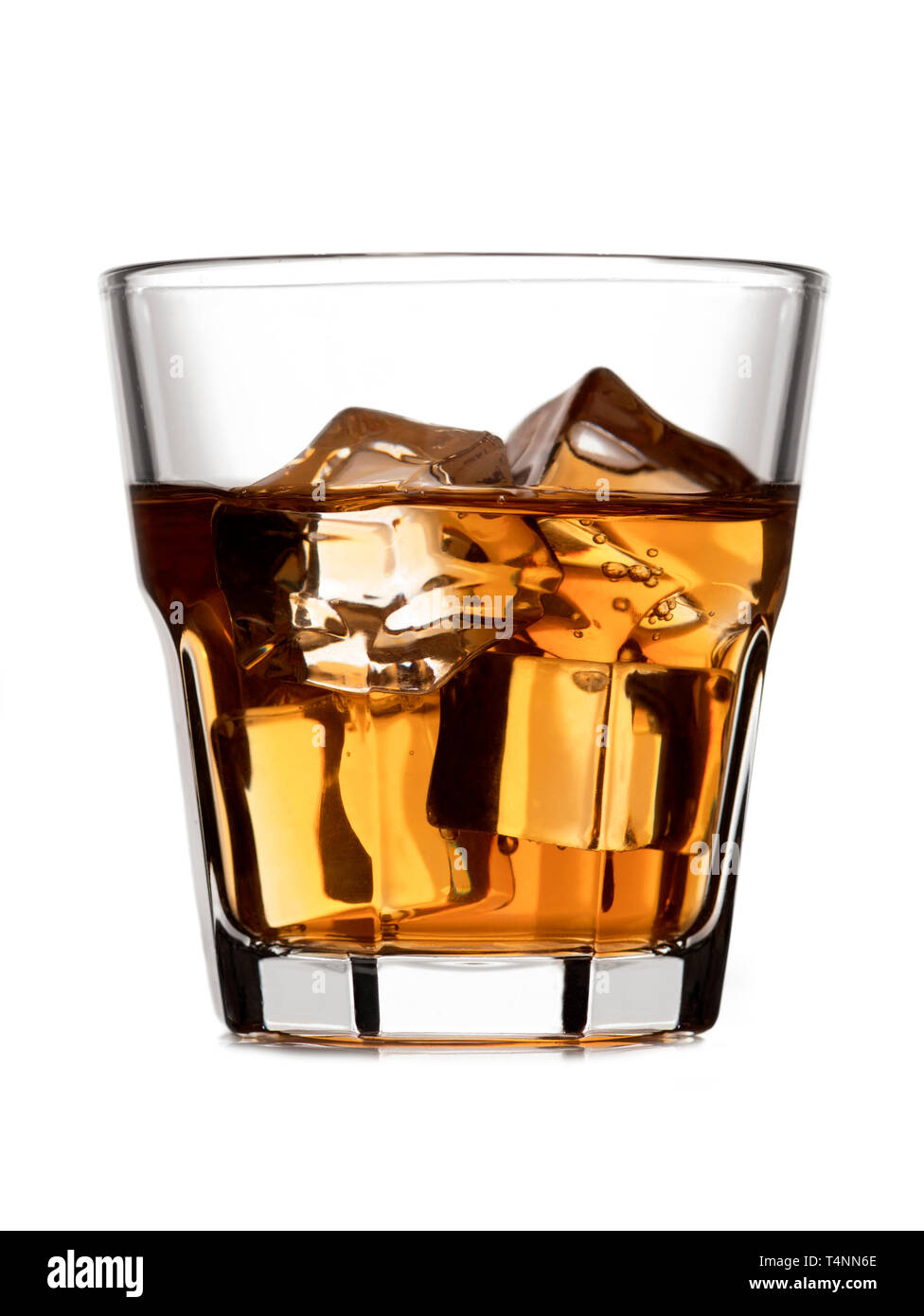 Whiskey on the Rocks sur fond blanc Banque D'Images