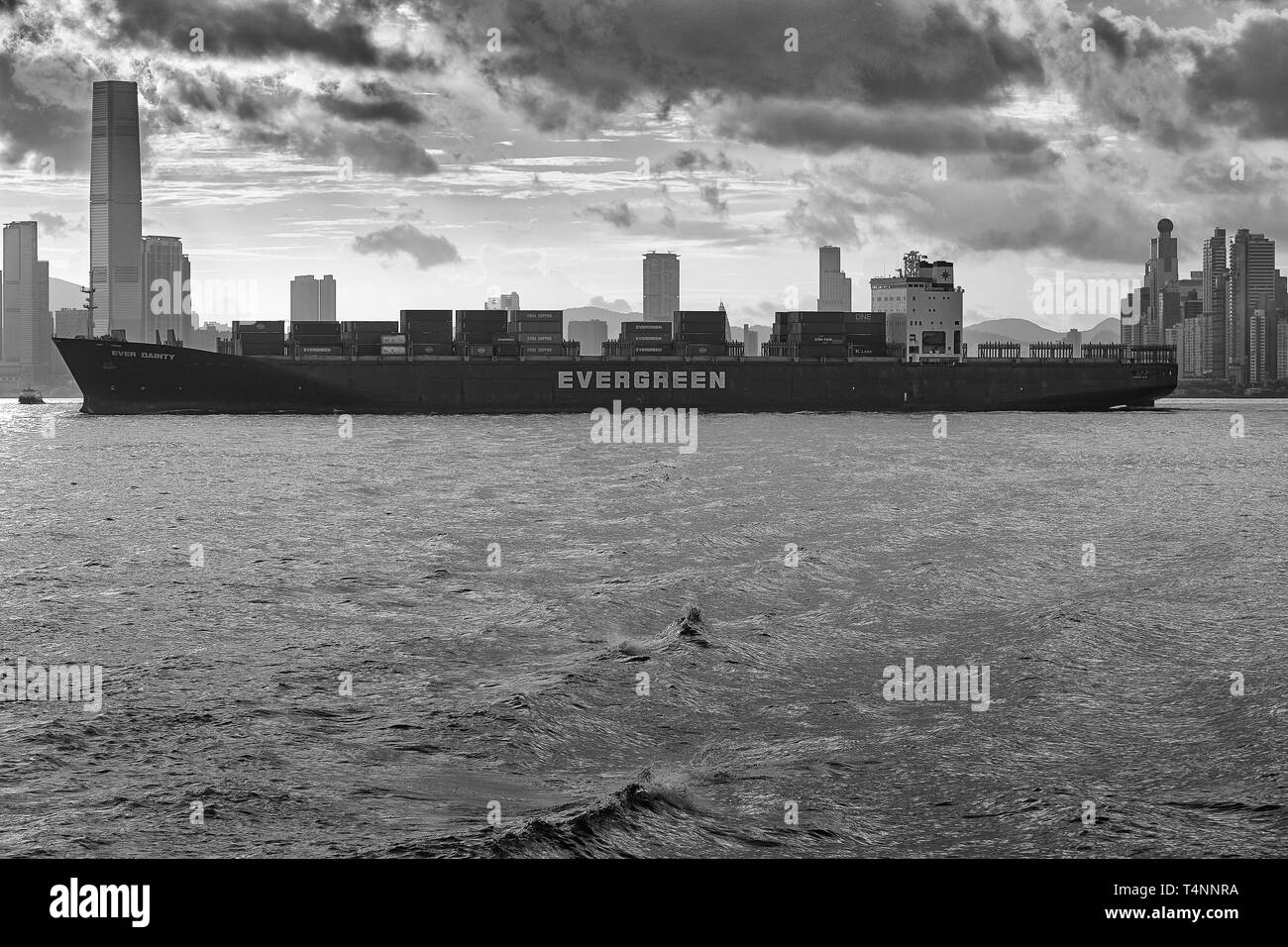 Photo en noir et blanc du navire porte-conteneurs, jamais de friandises, traversant le port de Victoria, vedette de l'Kwai Tsing Terminal à conteneurs, Hong Kong. Banque D'Images