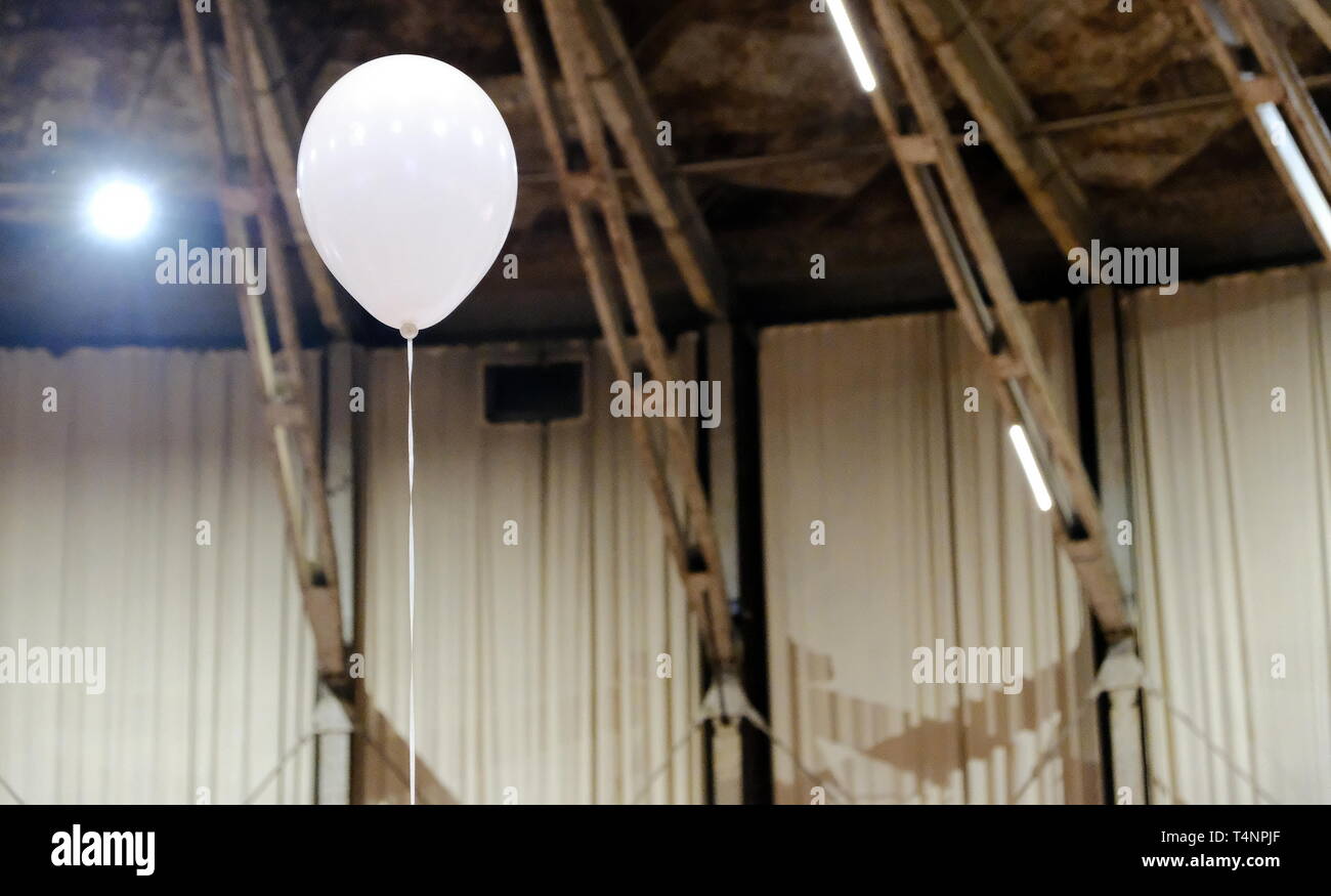 Ballon blanc dans un grand hall avec des rideaux Photo Stock - Alamy