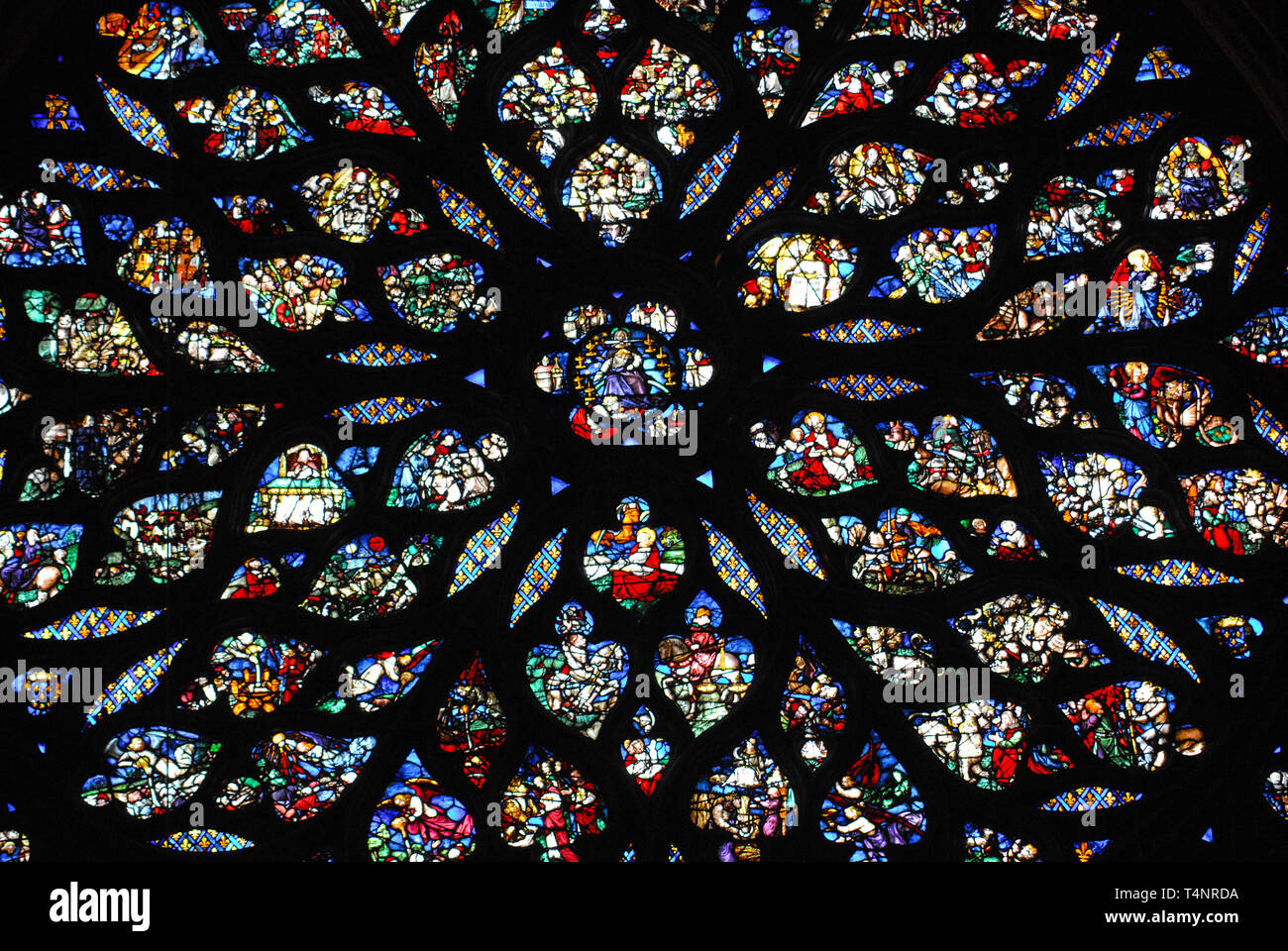 La Chapelle à Paris est très célèbre pour ses magnifiques vitraux. Ce portrait de l'une des rosaces explique pourquoi. Banque D'Images