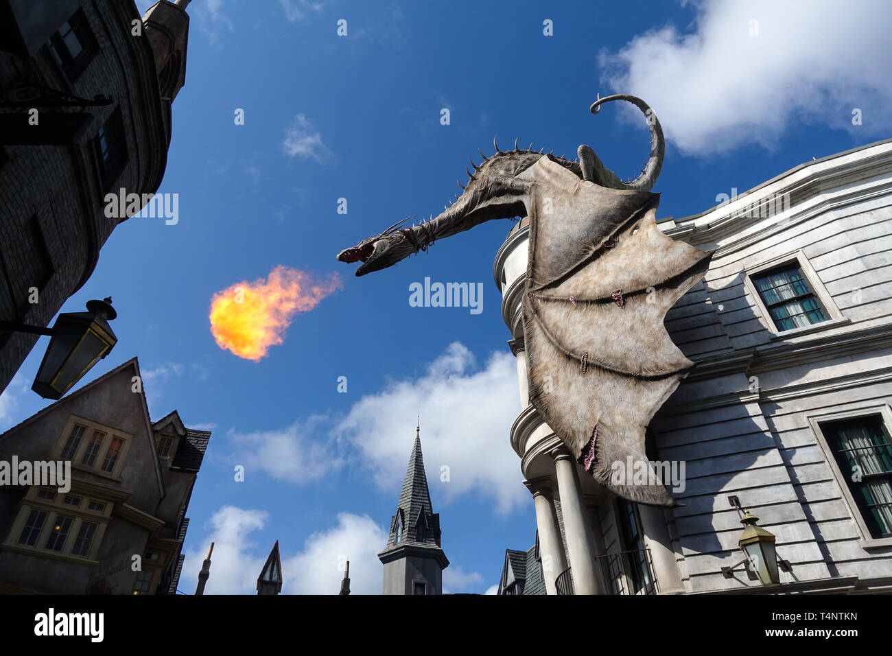 Au-dessus de la banque Gringotts Dragon à Universal Studios respirer le feu. Banque D'Images