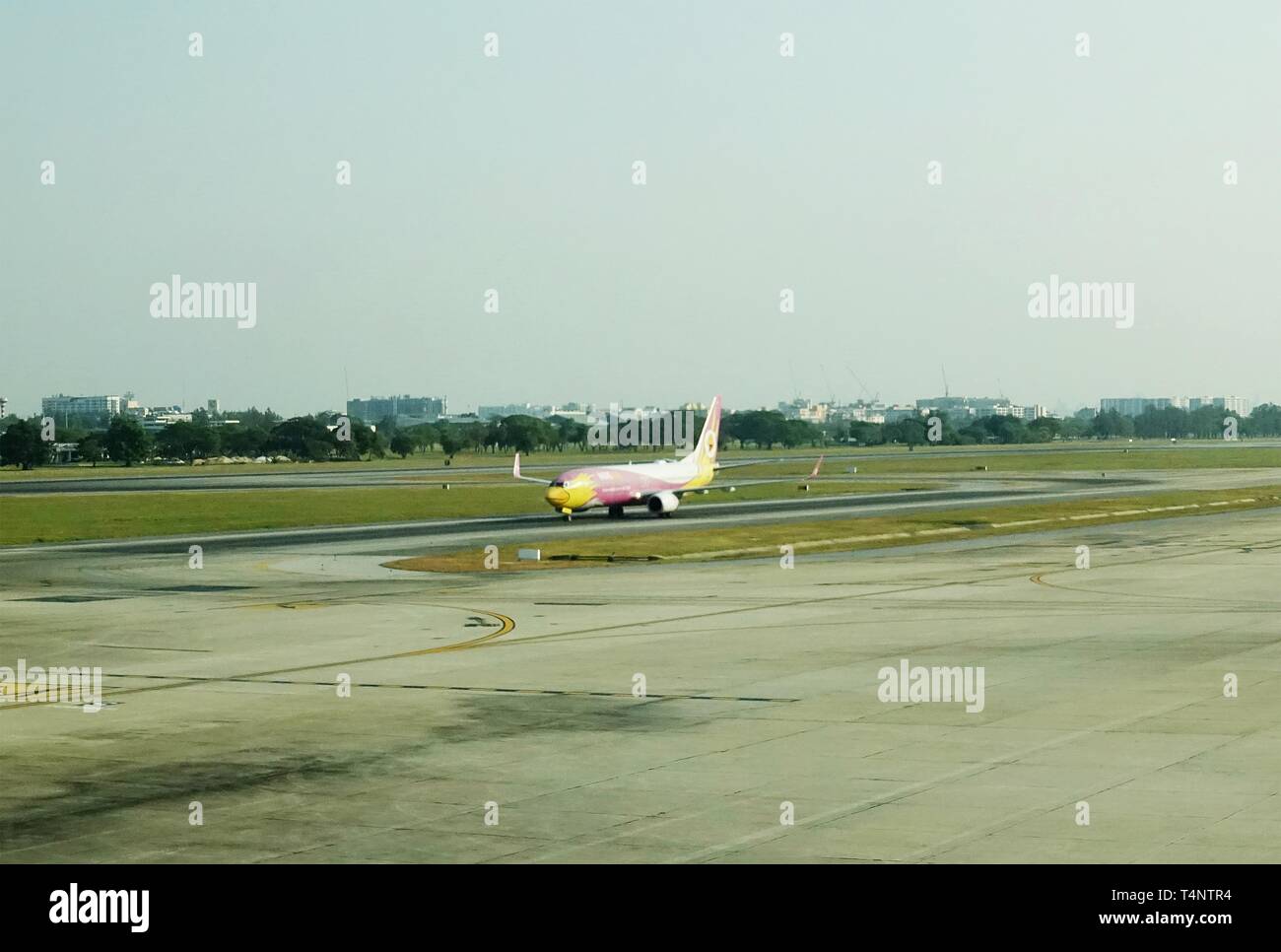 Les avions de Nok Air, l'une des principales compagnies aériennes à bas prix en Asie, est à l'atterrissage sur une piste de l'aéroport, après c'est du vol. Banque D'Images