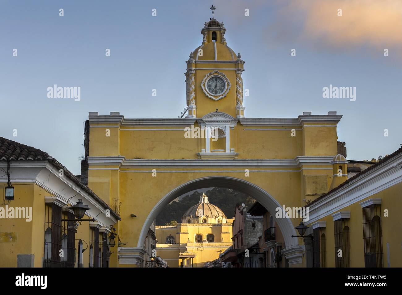 Architecture coloniale espagnole en vieille ville Antigua Guatemala avec passage de Santa Catalina et l'Église catholique Iglesia de la Merced en arrière-plan Banque D'Images