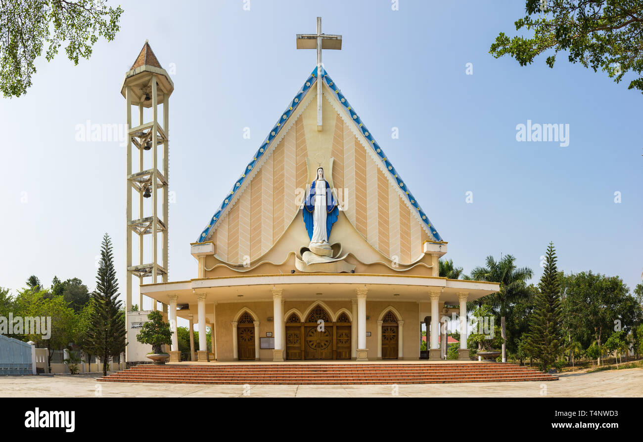 Une église commune typique de la ville de Kon Tum dans les hauts plateaux du centre du Vietnam Banque D'Images