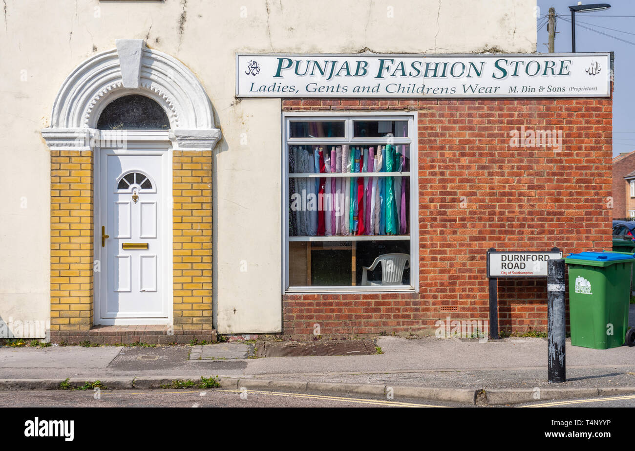 Punjab Fashion Store vitrine le long Nicholstown Durnford Road à Southampton, Southampton, Hampshire district, England, UK Banque D'Images