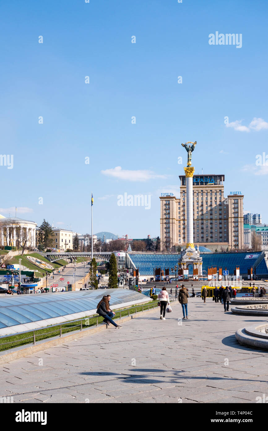 Les consommateurs et les poussettes ville profitez d'une journée de printemps ensoleillée à Maidan Nezalezhnosti Maidan (carré) dans le centre de Kiev, avril 2019. Après les émeutes de 2013/ Banque D'Images