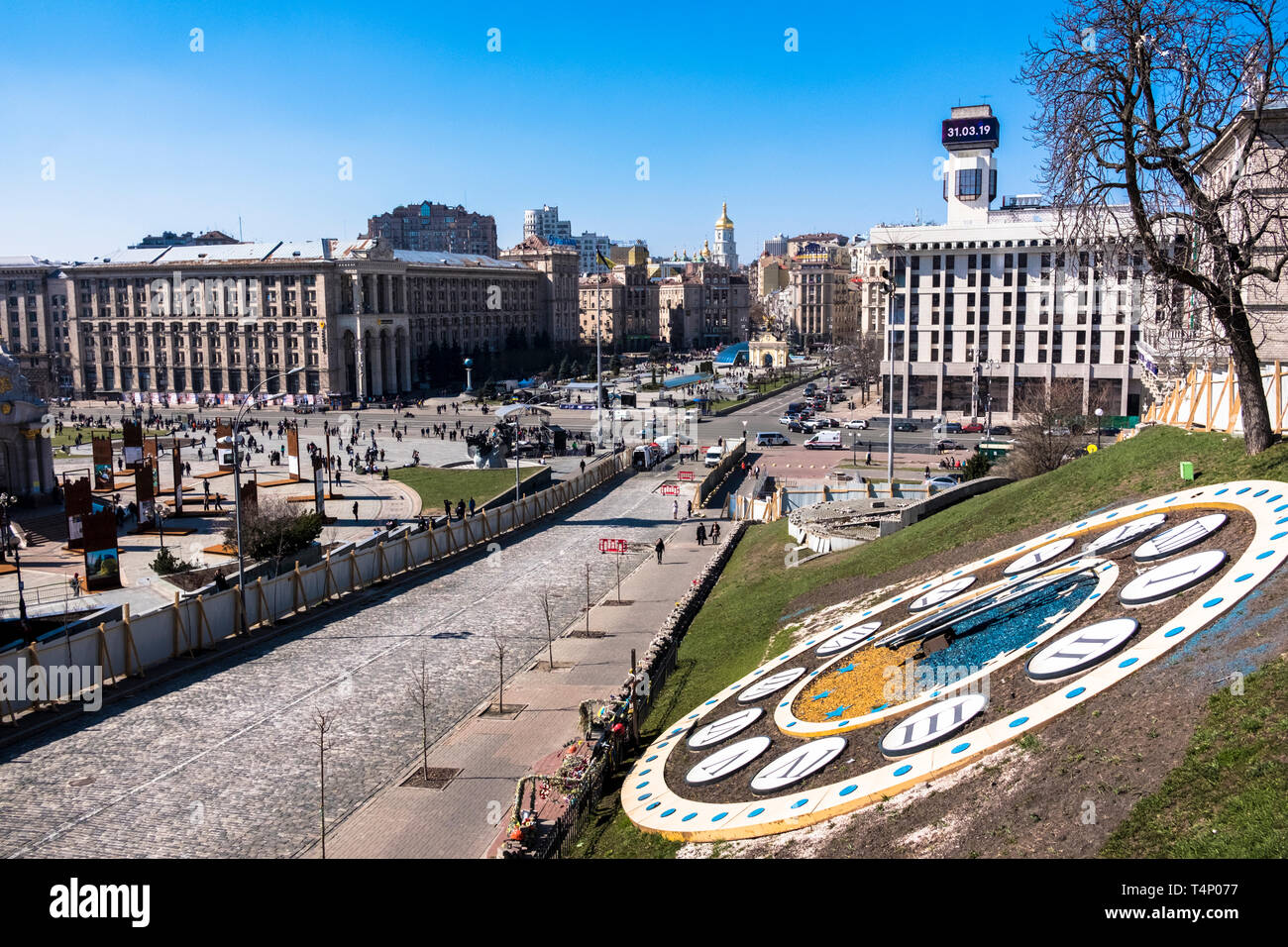 Maidan Nezalezhnosti Maidan (carré) dans le centre de Kiev, 2019. Après les émeutes de 2013/2014, la place a depuis été reconstruit, avec des monuments erecte Banque D'Images