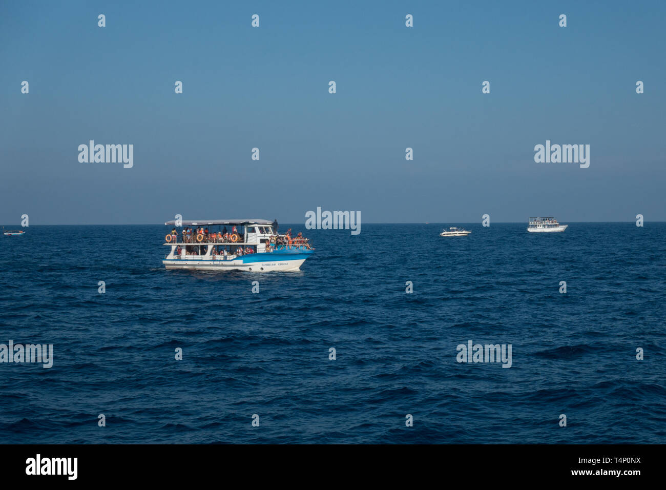 Bateaux de touristes l'observation des baleines. Près de Marissa, Sri Lanka. Banque D'Images