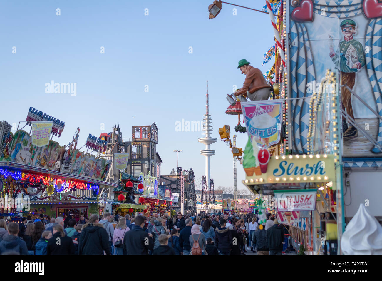 Hambourg, Allemagne - les gens marcher dans les rues dans les attractions du DOM, des deux côtés de divers équipements de loisirs Banque D'Images
