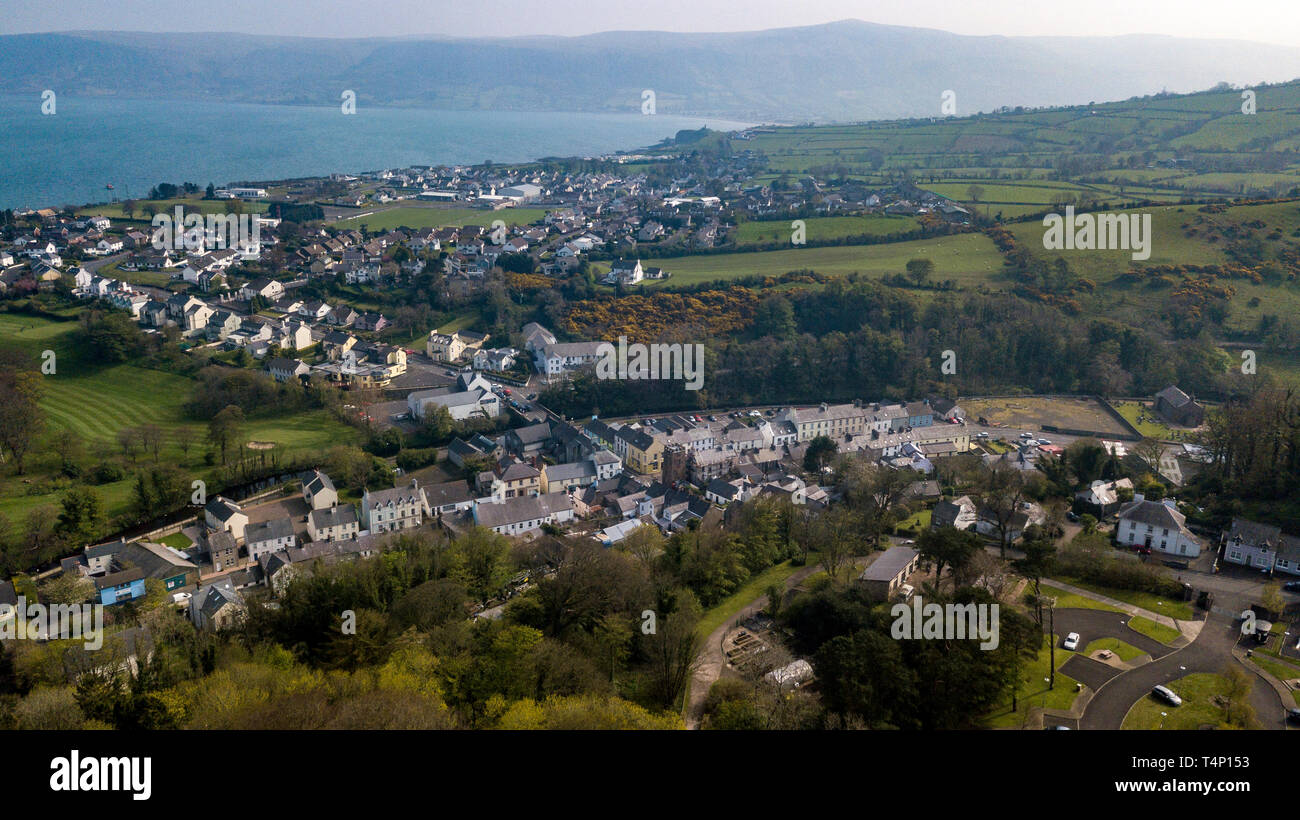 Cushendall, anciennement connu sous le nom de Newtown Glens, est un village et townland dans le comté d'Antrim, en Irlande du Nord. Il est situé dans le quartier historique de baronnie de Gourgois inférieure et la paroisse civile de Layd, et fait partie de Causeway Coast and Glens district. Banque D'Images