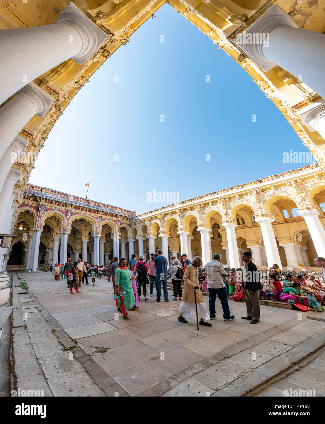 Vue panoramique vertical sur la cour principale à la Palais Thirumalai Nayak de Madurai, Inde. Banque D'Images