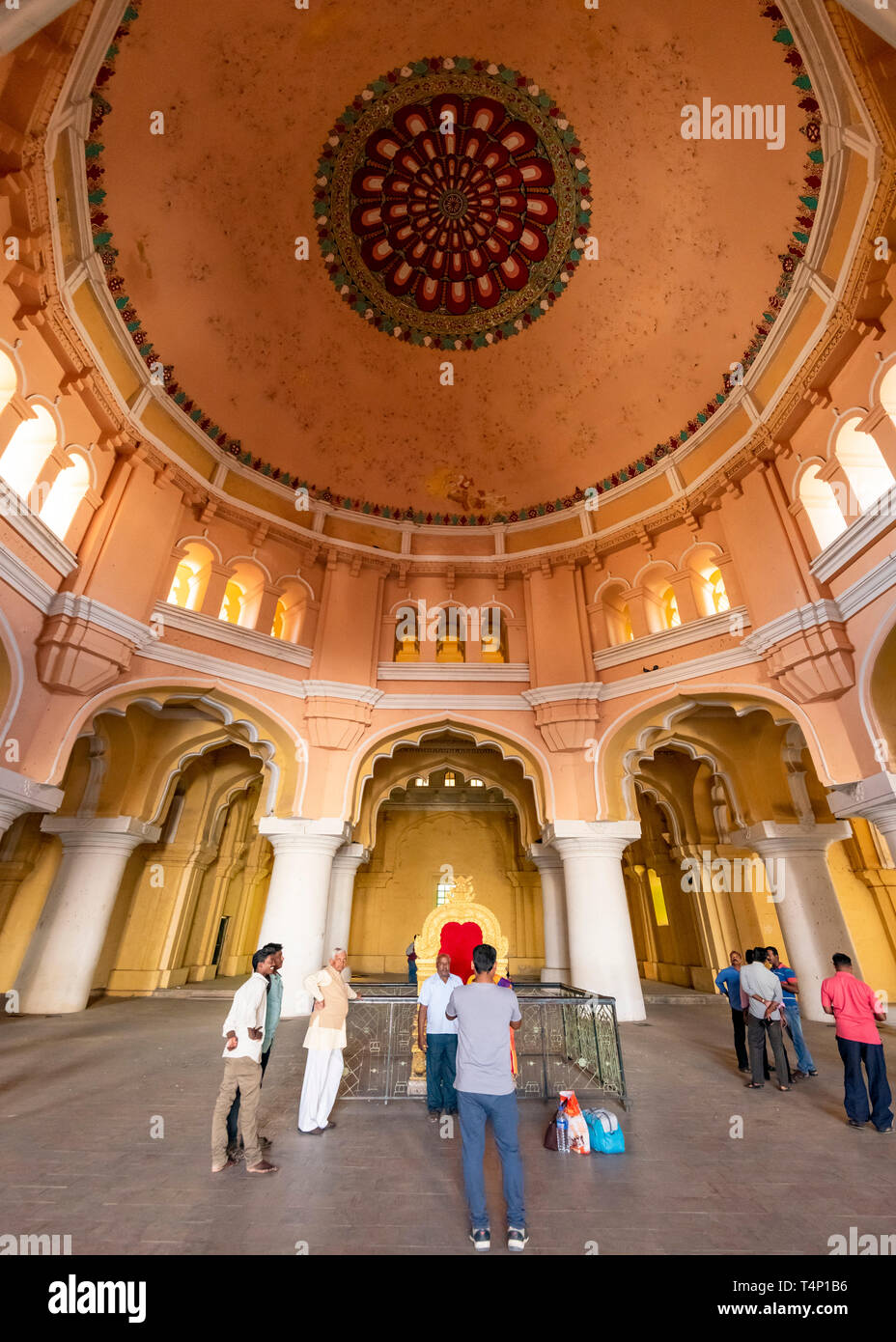 Vue verticale de l'incroyable coupole au Palais Thirumalai Nayak de Madurai, Inde. Banque D'Images