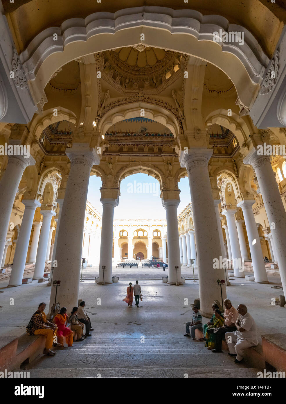 Vue verticale de l'arches et colonnades spectaculaire au Palais Thirumalai Nayak de Madurai, Inde. Banque D'Images