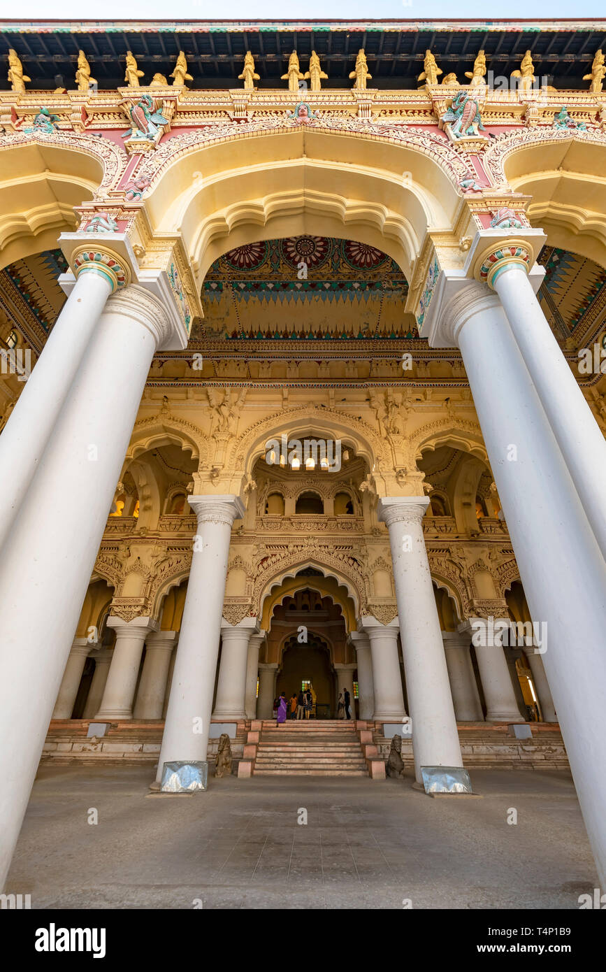 Vue verticale de l'arches et colonnades spectaculaire au Palais Thirumalai Nayak de Madurai, Inde. Banque D'Images