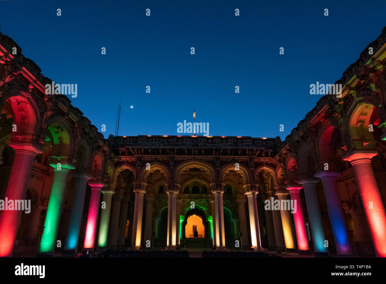 Vue horizontale du Palais Thirumalai Nayak de Madurai, Inde éclairés la nuit. Banque D'Images