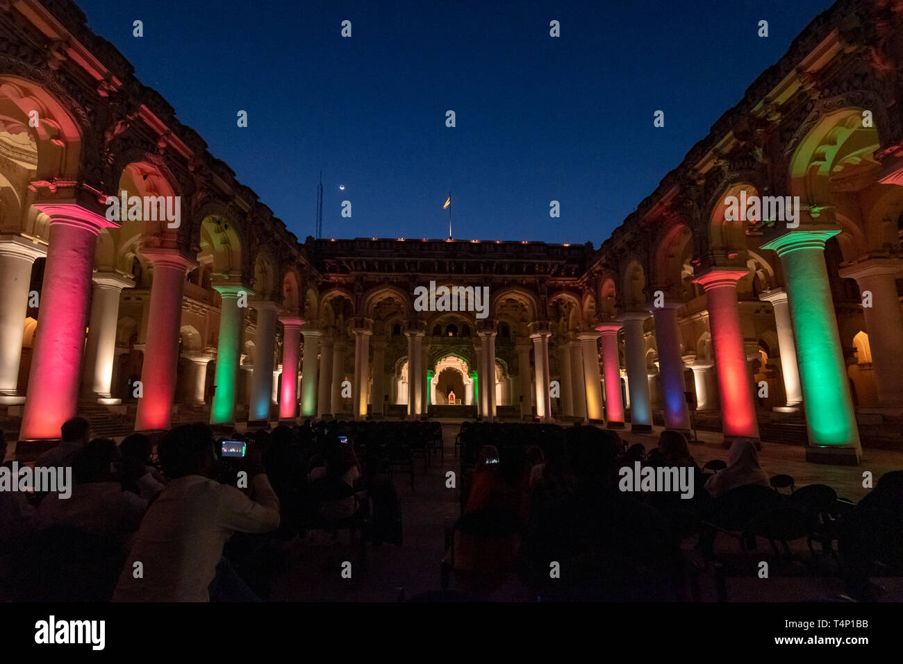 Vue horizontale du Palais Thirumalai Nayak de Madurai, Inde éclairés la nuit. Banque D'Images