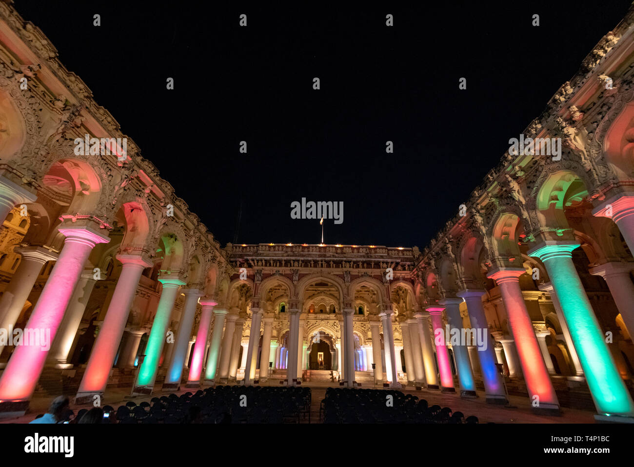 Vue horizontale du Palais Thirumalai Nayak de Madurai, Inde éclairés la nuit. Banque D'Images