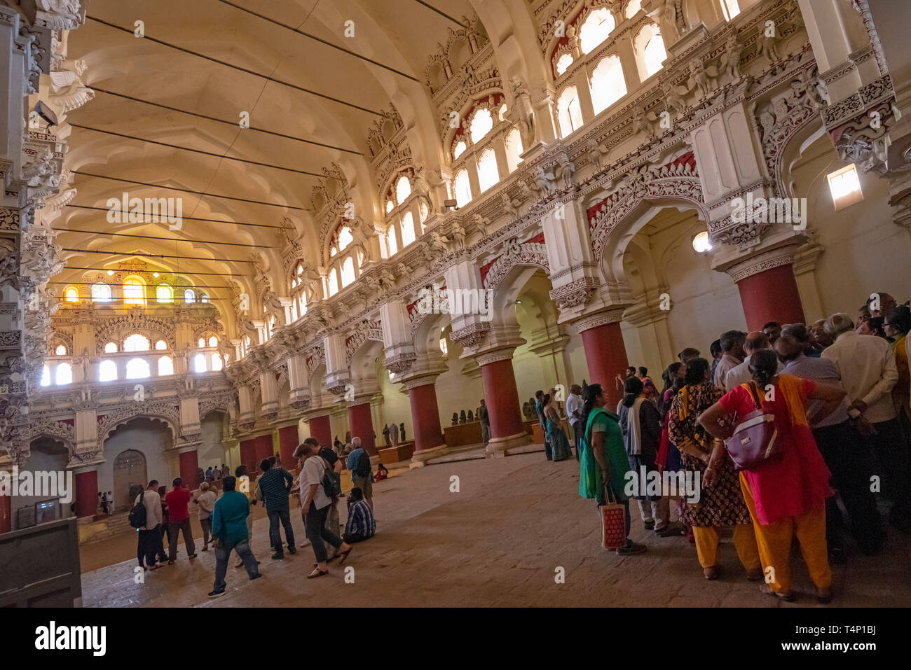 Vue horizontale à l'intérieur de la salle de danse au Palais Thirumalai Nayak de Madurai, Inde. Banque D'Images