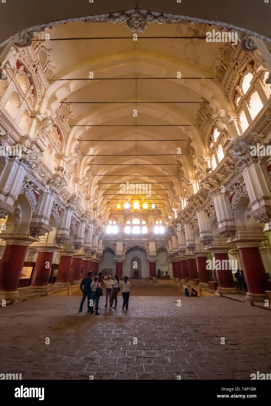 Vue verticale à l'intérieur de la salle de danse au Palais Thirumalai Nayak de Madurai, Inde. Banque D'Images