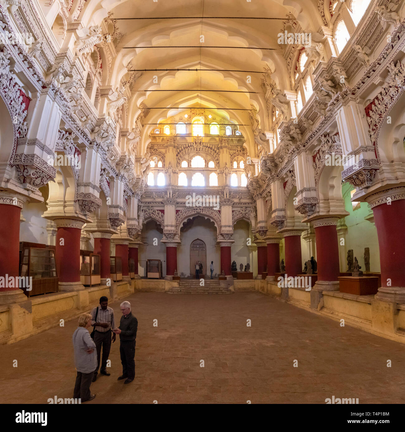 Vue sur place à l'intérieur de la salle de danse au Palais Thirumalai Nayak de Madurai, Inde. Banque D'Images