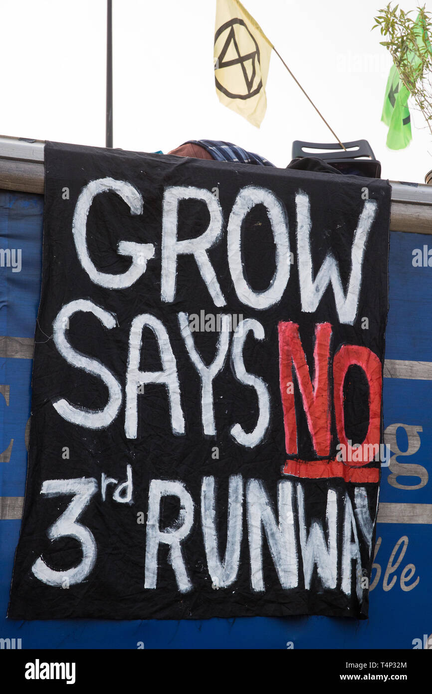 Londres, Royaume-Uni. 17 avril 2019. Un anti-Heathrow bannière sur Waterloo Bridge au cours de la troisième journée de manifestations de rébellion internationale par la loi sur le changement climatique Banque D'Images