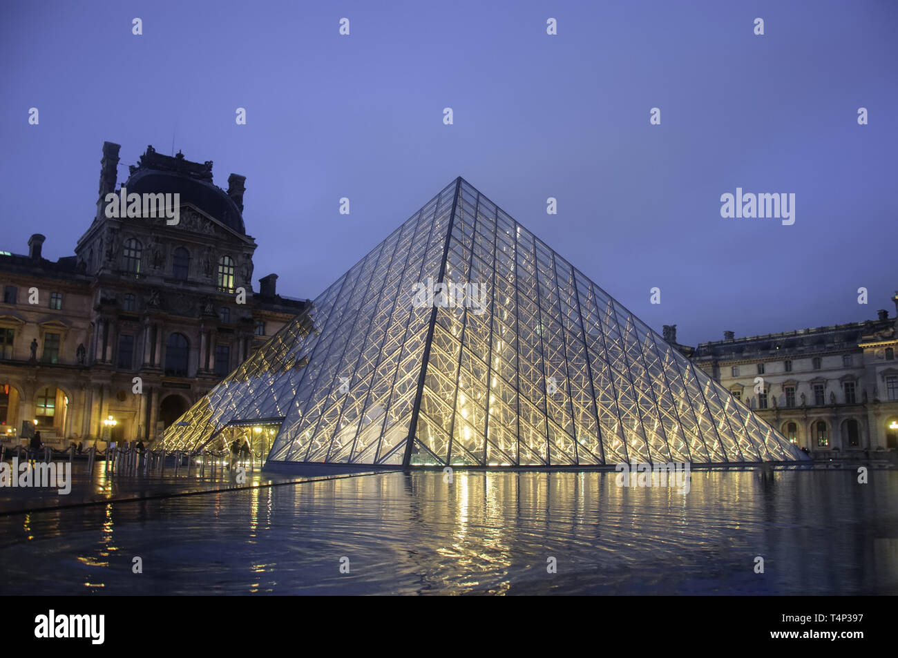 Musée du Louvre, au crépuscule en hiver. Musée du Louvre est l'un des plus grands musées du monde avec plus de 8 millions de visiteurs chaque année. Banque D'Images