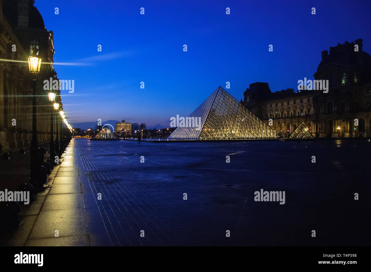 Musée du Louvre, au crépuscule en hiver. Musée du Louvre est l'un des plus grands musées du monde avec plus de 8 millions de visiteurs chaque année. Banque D'Images