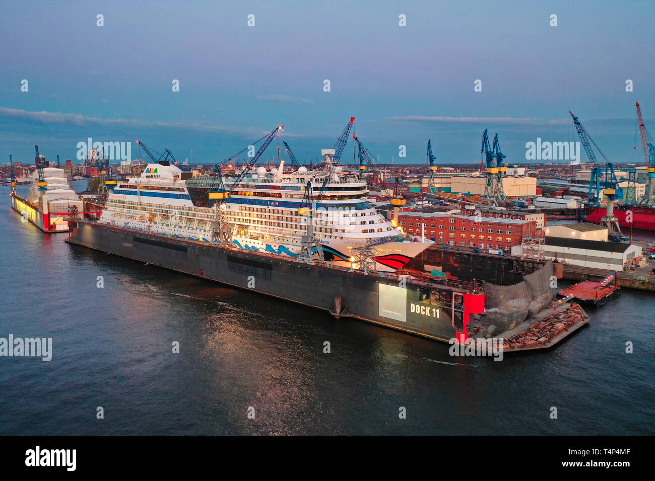 Hamburg Hafen. Kreuzfahrtschiff AIDALuna im Dock 11 der Werft Blohm + Voss.  Abendstimmung, Luftaufnahme. Derzeit ist das Kreuzfahrtschiff AIDA Luna z  Photo Stock - Alamy
