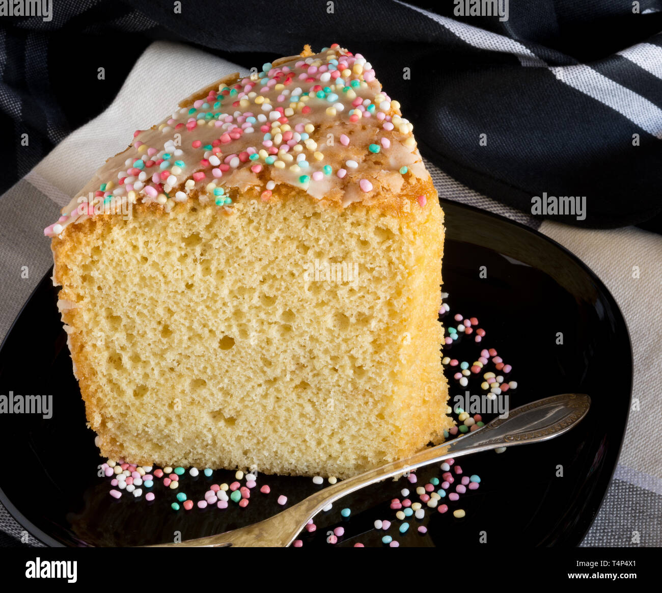 Tranche de gâteau mousseline avec peu de sucre coloré ball Banque D'Images