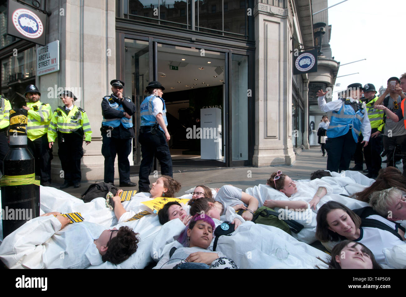 Rébellion Extinction protestation, Londres 17 septembre 2019. Regent Street. Les jeunes meurent dans l'étape de port haz chem suits devant les magasins de dessiner Banque D'Images