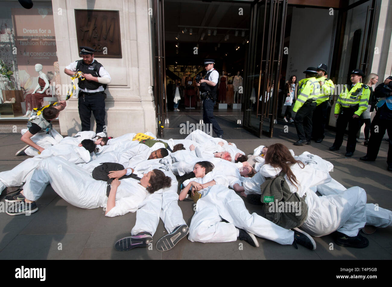 Rébellion Extinction protestation, Londres 17 septembre 2019. Regent Street. Les jeunes meurent dans l'étape de port haz chem suits devant les magasins de dessiner Banque D'Images