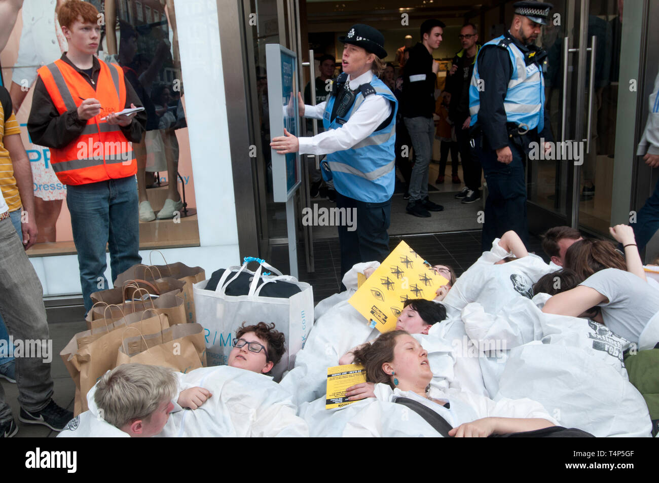 Rébellion Extinction protestation, Londres 17 septembre 2019. Oxford Circus. Les jeunes meurent dans l'étape de port haz chem suits devant les magasins de dessiner Banque D'Images